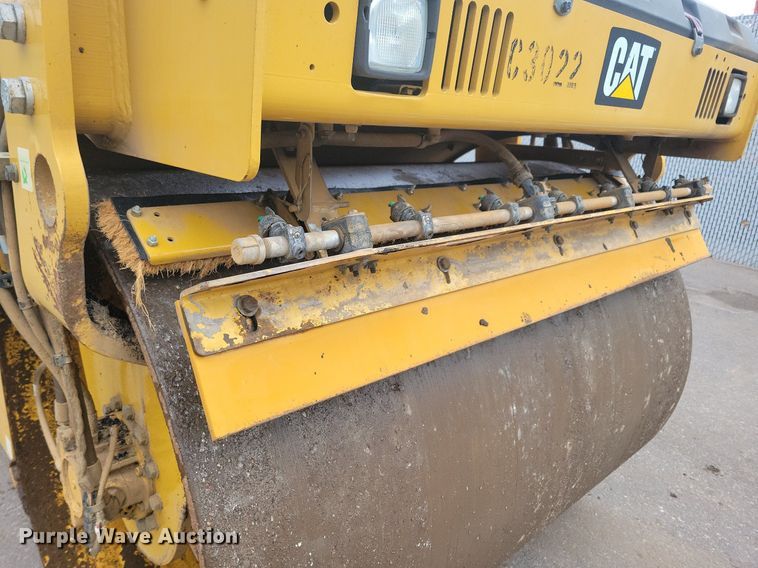image for item DL7865 2016 Caterpillar CB44B double drum vibratory roller