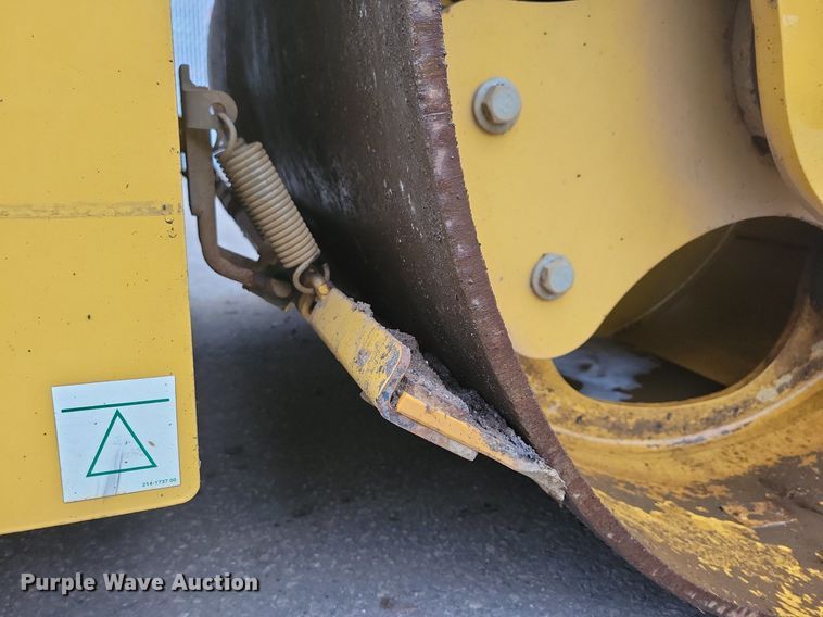 image for item DL7865 2016 Caterpillar CB44B double drum vibratory roller