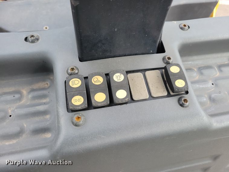 image for item DL7865 2016 Caterpillar CB44B double drum vibratory roller