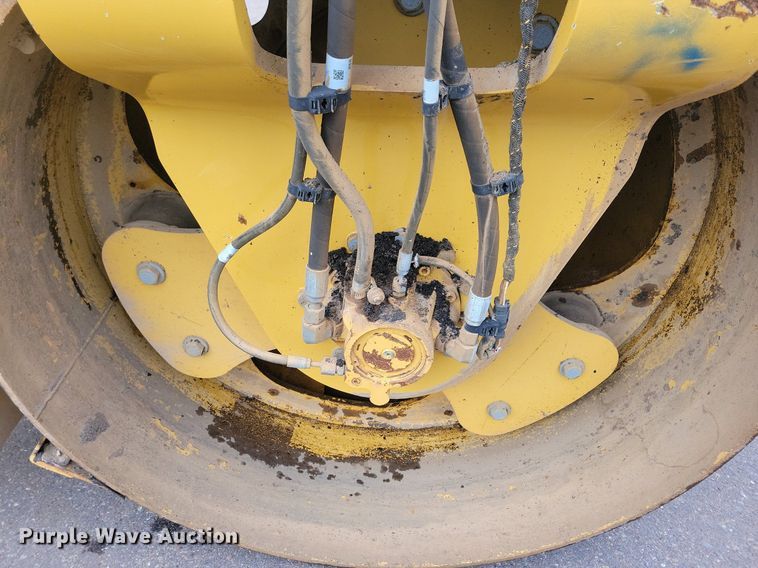 image for item DL7865 2016 Caterpillar CB44B double drum vibratory roller