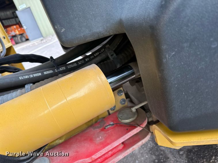 image for item DL7867 2018 Caterpillar CB10 double drum vibratory roller