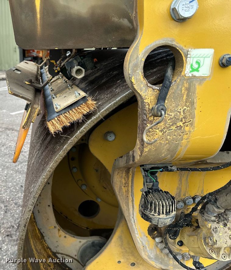 image for item DL7867 2018 Caterpillar CB10 double drum vibratory roller