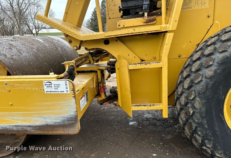 image for item DL7873 1999 Caterpillar CS-433C single drum vibratory roller