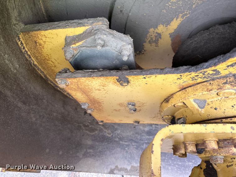 image for item DL7873 1999 Caterpillar CS-433C single drum vibratory roller