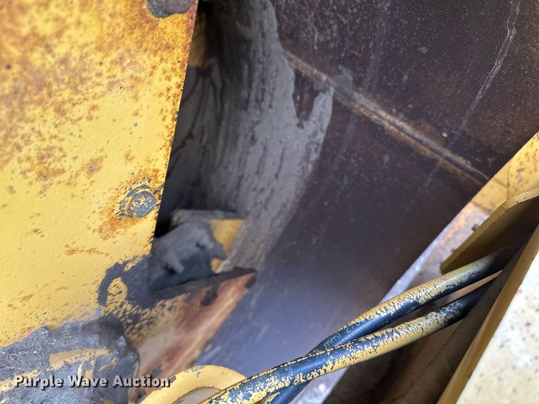 image for item DL7873 1999 Caterpillar CS-433C single drum vibratory roller