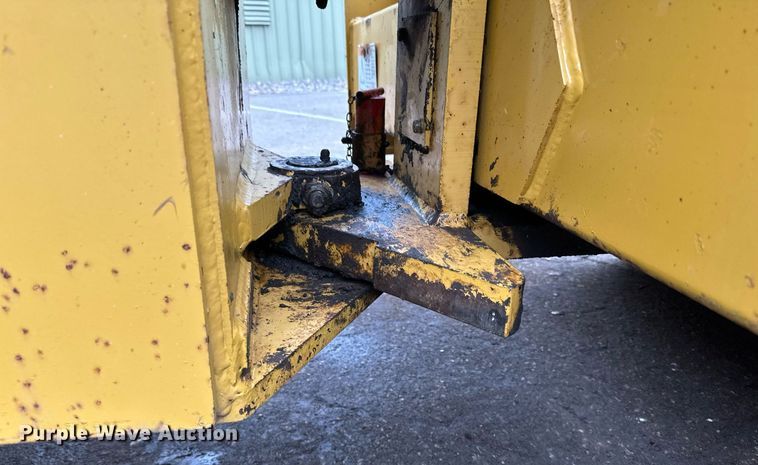 image for item DL7873 1999 Caterpillar CS-433C single drum vibratory roller