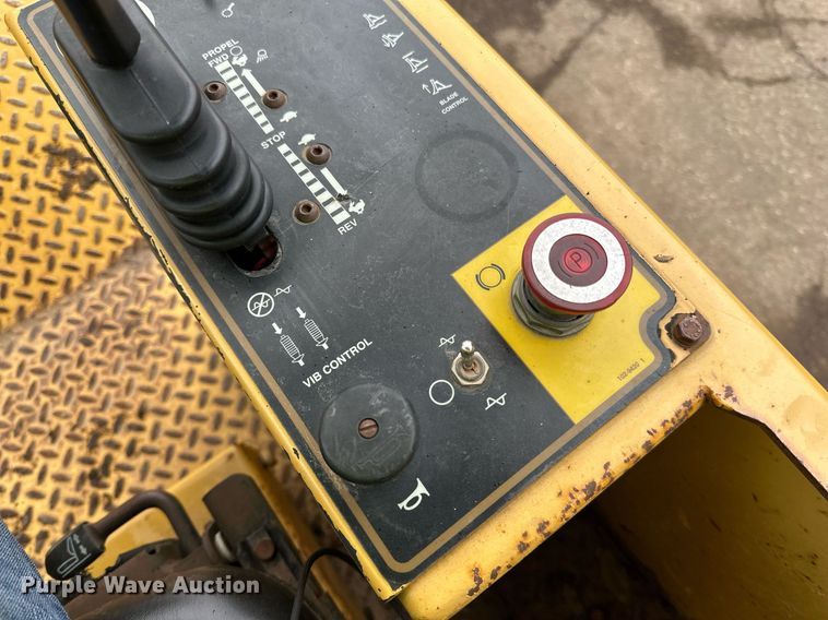 image for item DL7873 1999 Caterpillar CS-433C single drum vibratory roller