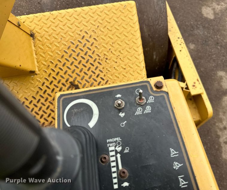 image for item DL7873 1999 Caterpillar CS-433C single drum vibratory roller