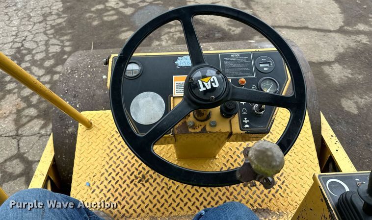 image for item DL7873 1999 Caterpillar CS-433C single drum vibratory roller