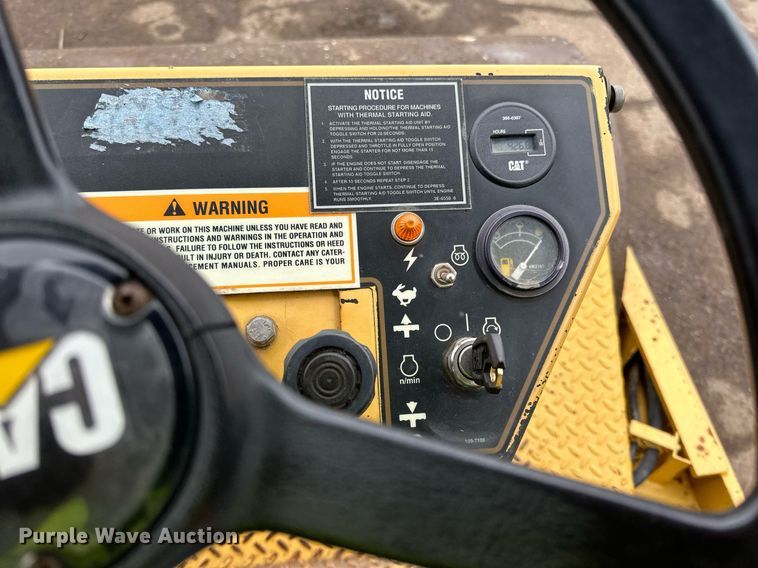 image for item DL7873 1999 Caterpillar CS-433C single drum vibratory roller