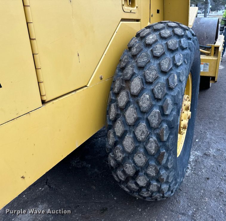 image for item DL7873 1999 Caterpillar CS-433C single drum vibratory roller