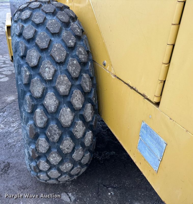 image for item DL7873 1999 Caterpillar CS-433C single drum vibratory roller