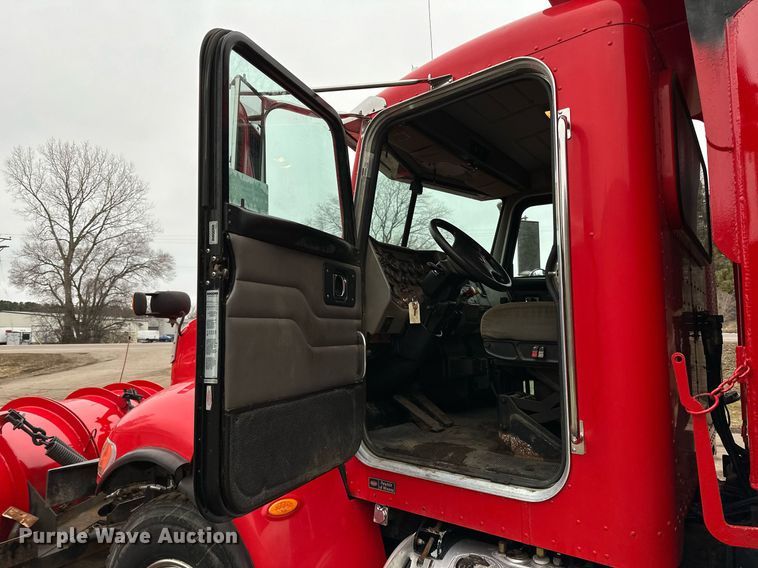 image for item DL7880 2005 Peterbilt  335 dump truck