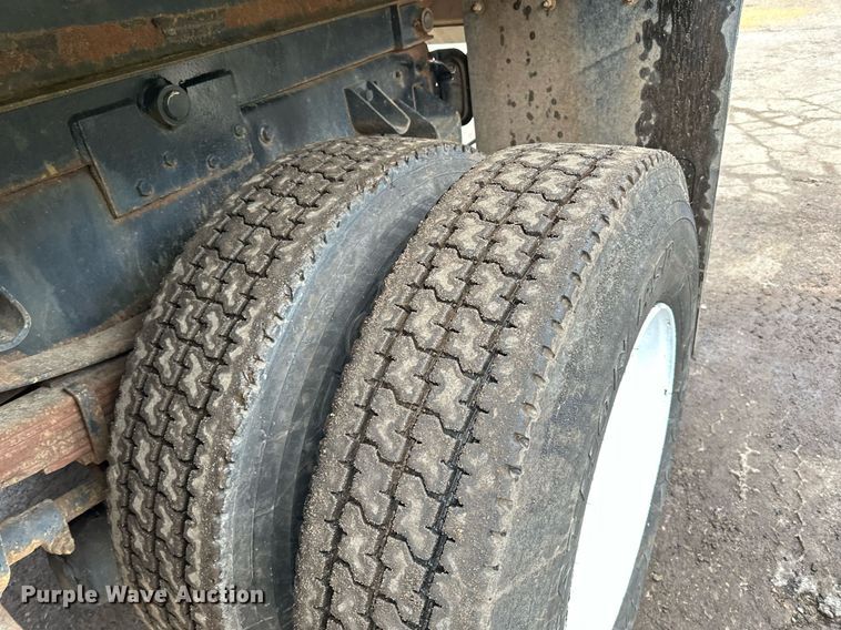 image for item DL7880 2005 Peterbilt  335 dump truck