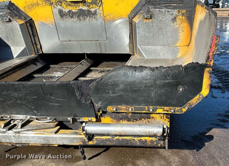 image for item DL7889 2020 Weiler P385B paver