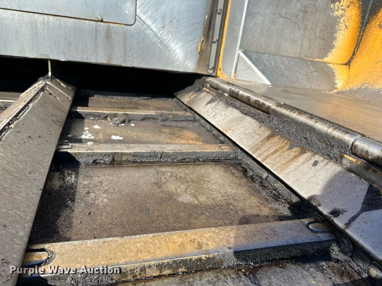 image for item DL7889 2020 Weiler P385B paver