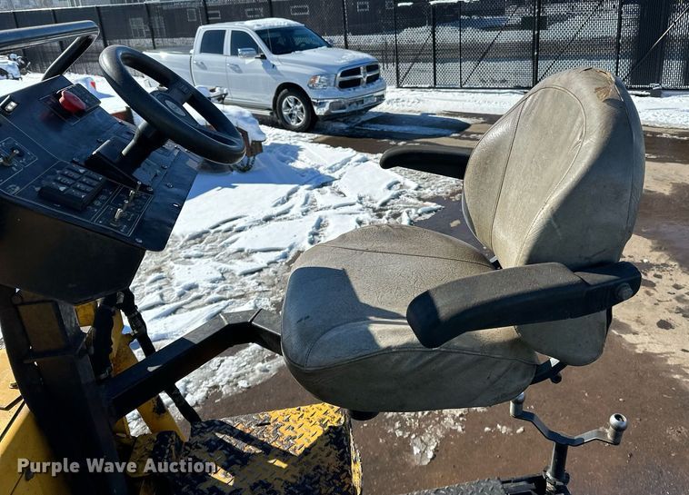 image for item DL7889 2020 Weiler P385B paver