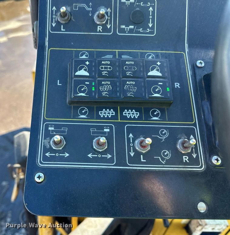 image for item DL7889 2020 Weiler P385B paver