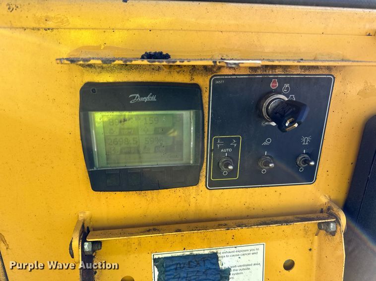 image for item DL7889 2020 Weiler P385B paver