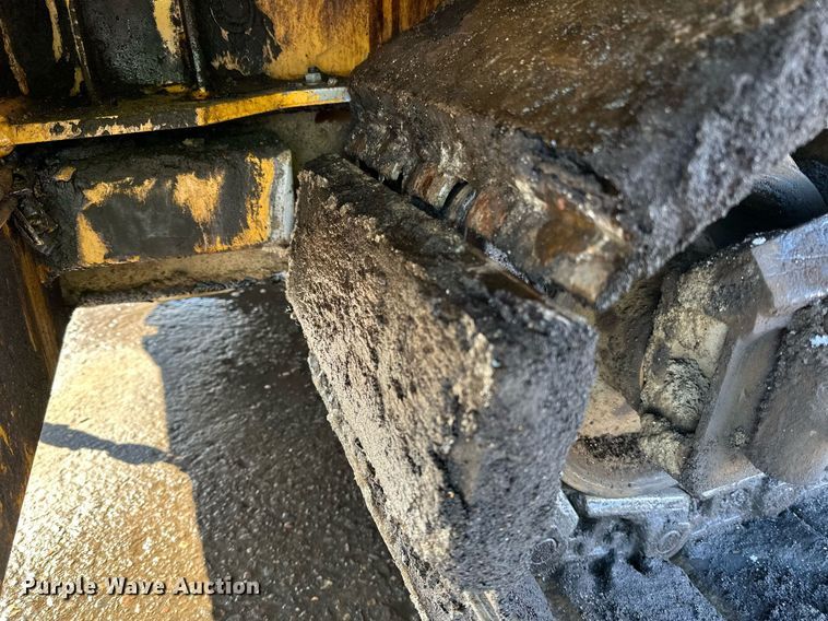 image for item DL7889 2020 Weiler P385B paver