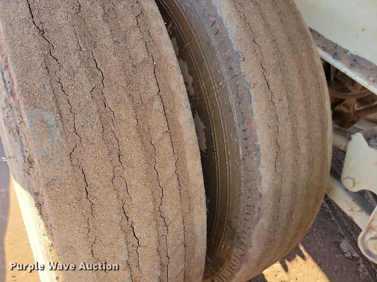 image for item DL7912 2016 Fabtec 3618SBF hopper feeder