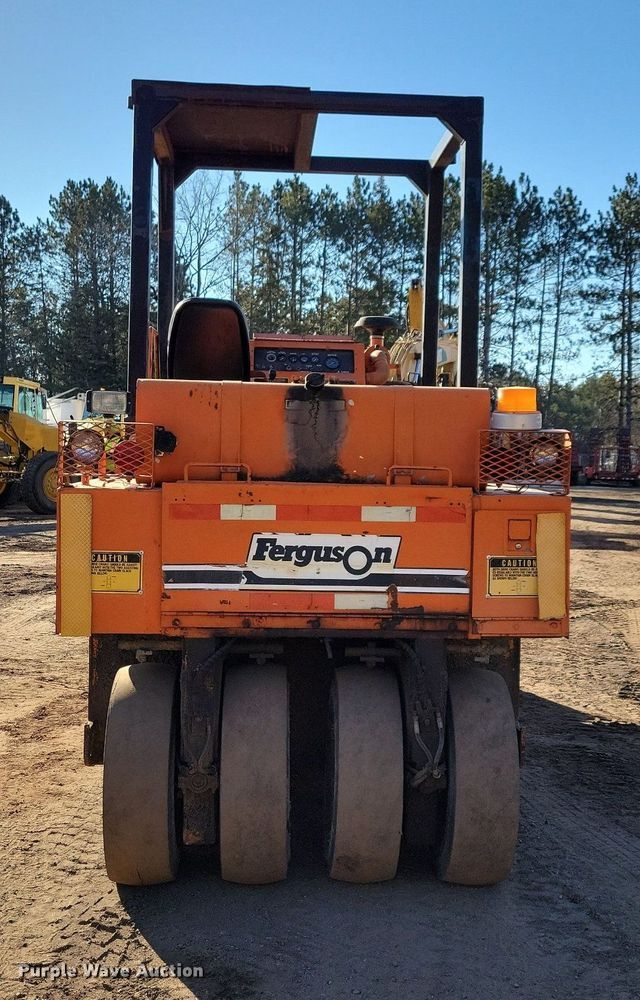 image for item DL7966 Ferguson SP-912 pneumatic roller