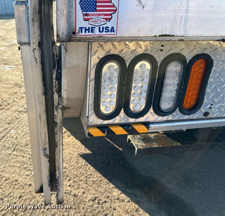 image for item DO3169 2016 Ford F550 Super Duty XL box truck