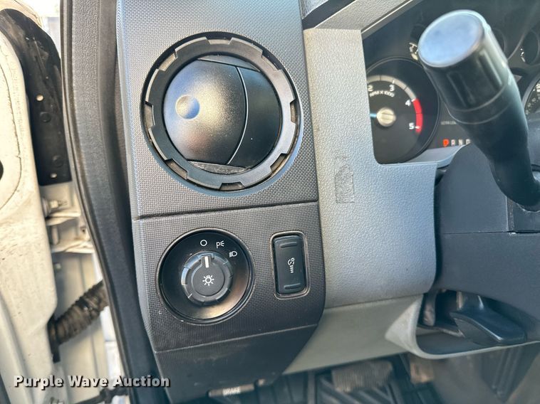 image for item DO3169 2016 Ford F550 Super Duty XL box truck