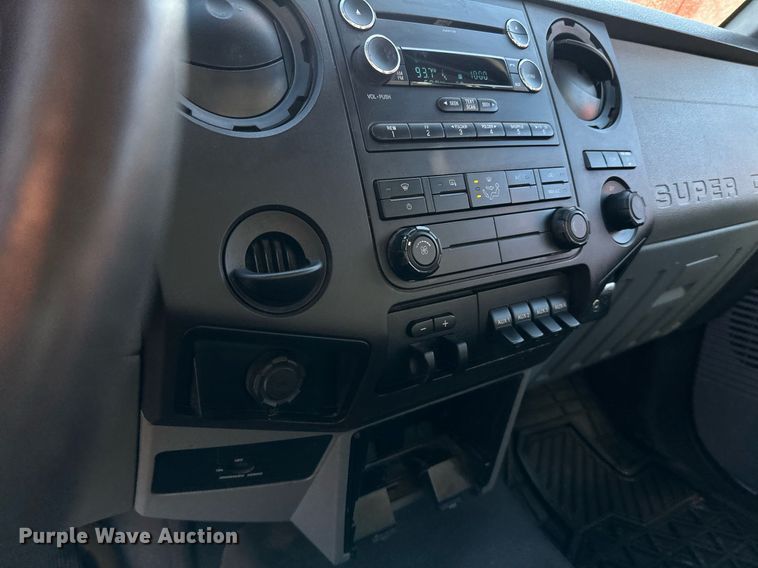 image for item DO3169 2016 Ford F550 Super Duty XL box truck