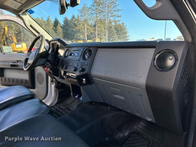 image for item DO3169 2016 Ford F550 Super Duty XL box truck