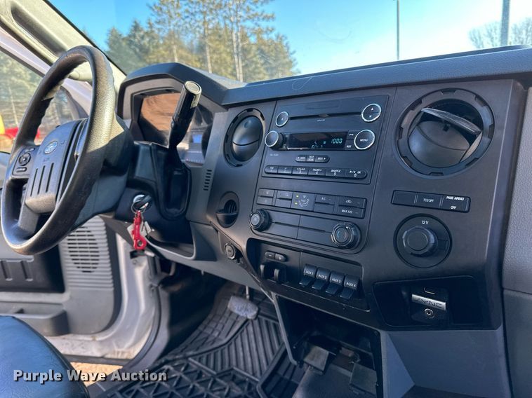 image for item DO3169 2016 Ford F550 Super Duty XL box truck