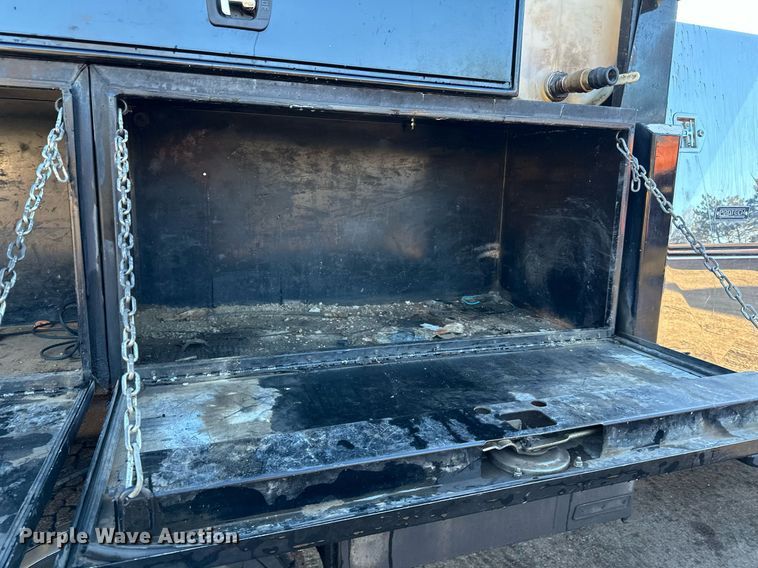 image for item DO3170 2011 Ford  F550 Super Duty XL flatbed truck