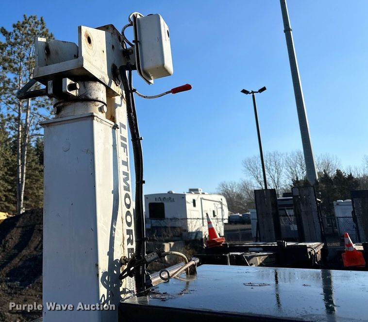 image for item DO3170 2011 Ford  F550 Super Duty XL flatbed truck