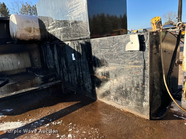 image for item DO3170 2011 Ford  F550 Super Duty XL flatbed truck