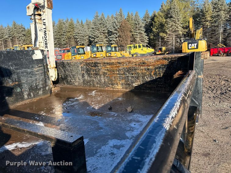 image for item DO3170 2011 Ford  F550 Super Duty XL flatbed truck