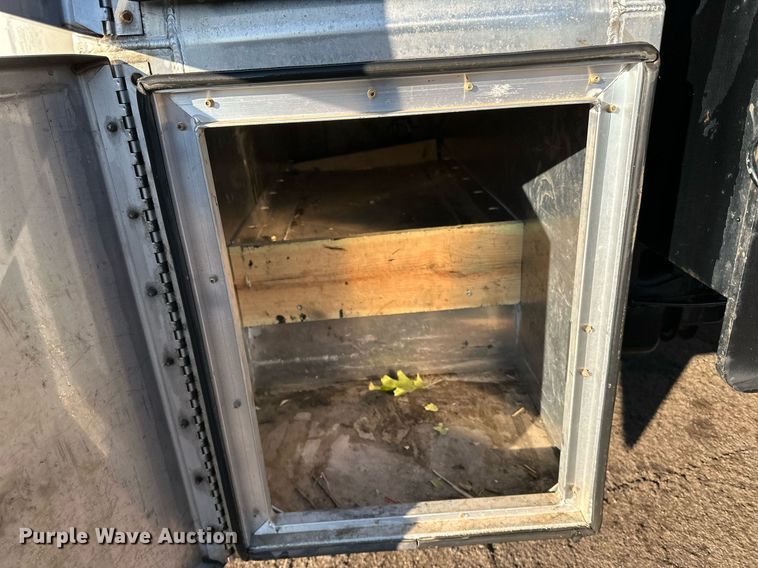 image for item DO3170 2011 Ford  F550 Super Duty XL flatbed truck