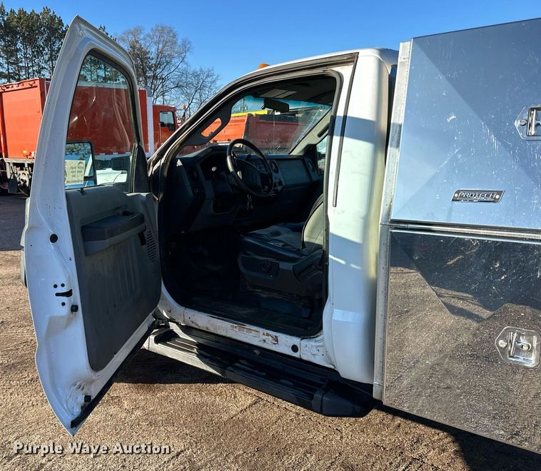 image for item DO3170 2011 Ford  F550 Super Duty XL flatbed truck