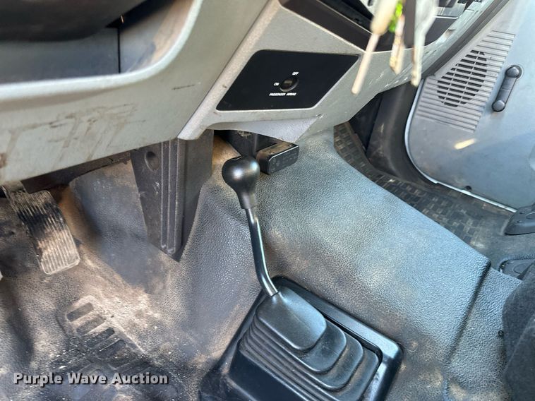 image for item DO3170 2011 Ford  F550 Super Duty XL flatbed truck