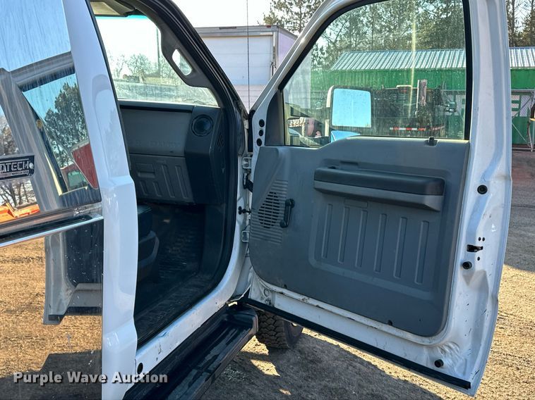 image for item DO3170 2011 Ford  F550 Super Duty XL flatbed truck