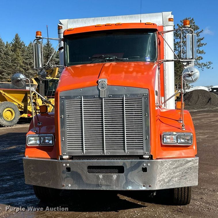 image for item DO3173 1999 Kenworth  T800 box truck