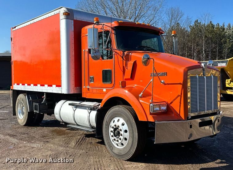 image for item DO3173 1999 Kenworth  T800 box truck