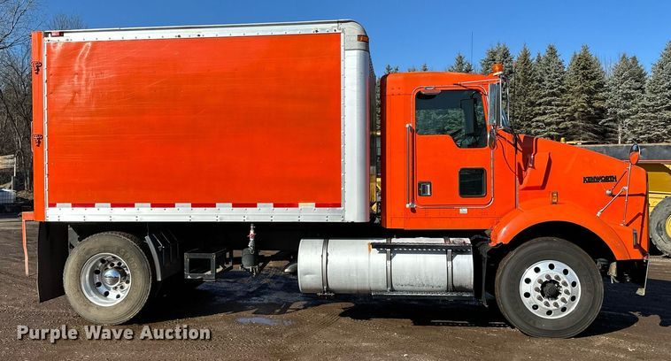 image for item DO3173 1999 Kenworth  T800 box truck