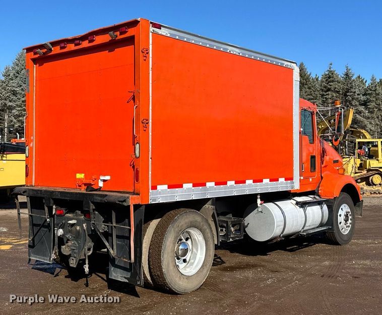 image for item DO3173 1999 Kenworth  T800 box truck