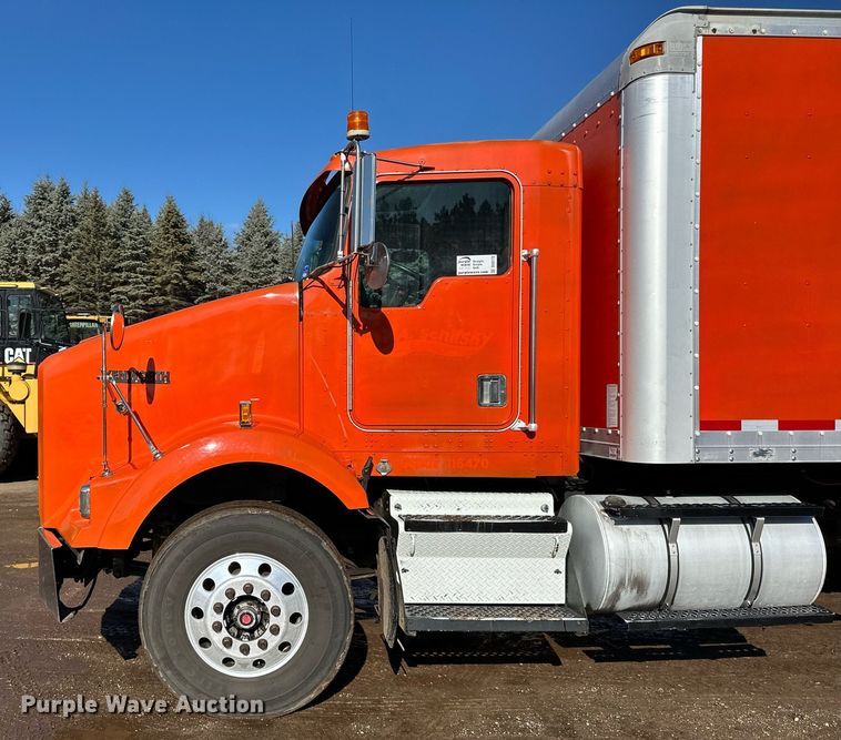 image for item DO3173 1999 Kenworth  T800 box truck