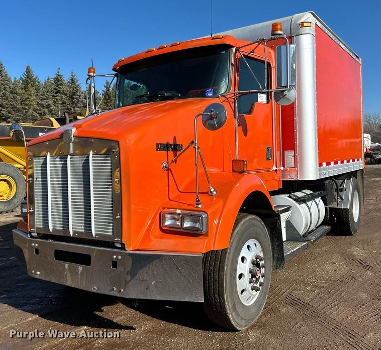 image for item DO3173 1999 Kenworth  T800 box truck