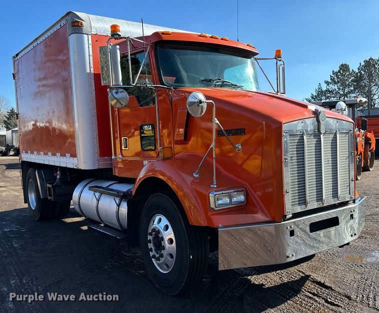 image for item DO3173 1999 Kenworth  T800 box truck