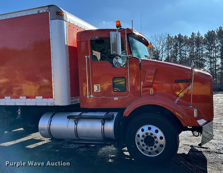 image for item DO3173 1999 Kenworth  T800 box truck