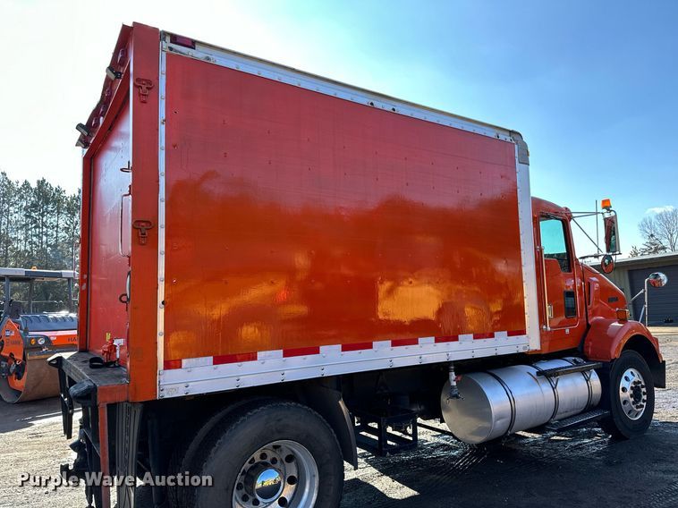 image for item DO3173 1999 Kenworth  T800 box truck
