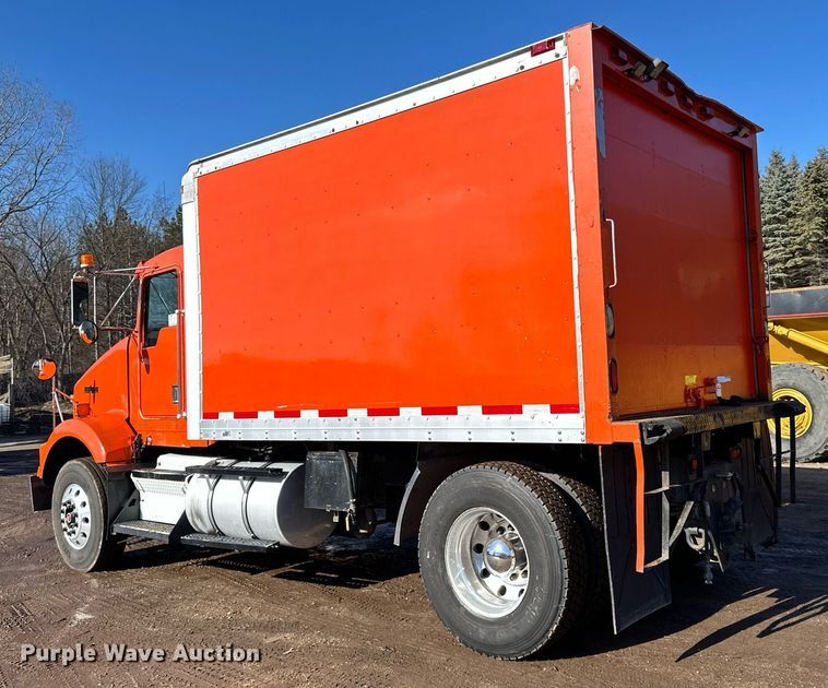 image for item DO3173 1999 Kenworth  T800 box truck