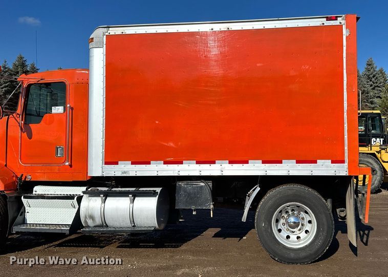 image for item DO3173 1999 Kenworth  T800 box truck